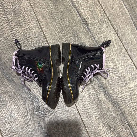 • Dr. Martens • Girls 1460 Softy Heart T Lace &amp; Zip Up Boots Black &amp; Purple 7