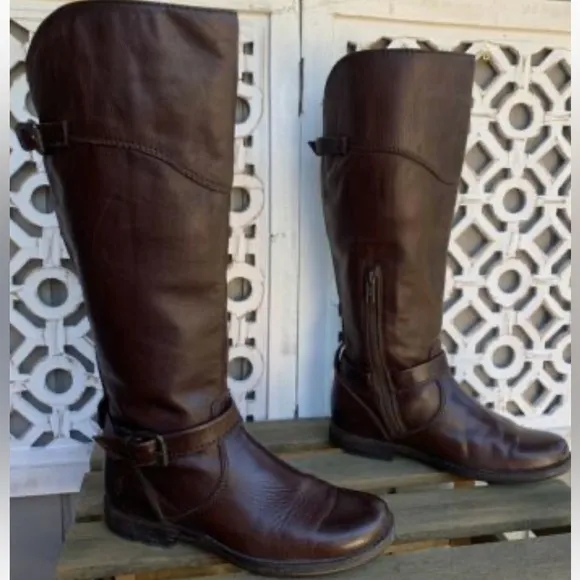 - - Frye boots Size 6. Excellent used…
