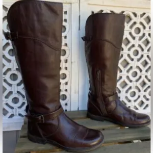 - - Frye boots Size 6. Excellent used…