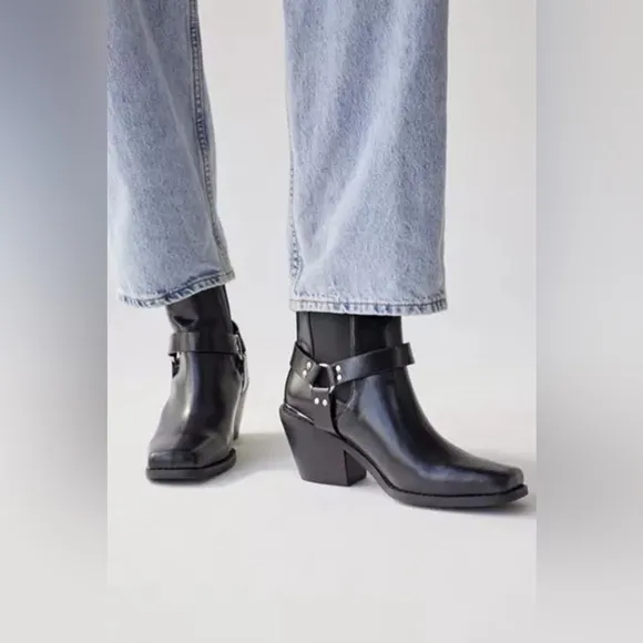 🆕 URBAN OUTFITTERS | LOLA SQUARE TOE BOOT | BLACK | SIZE: 8