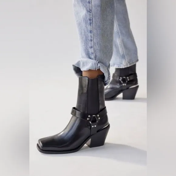 🆕 URBAN OUTFITTERS | LOLA SQUARE TOE BOOT | BLACK | SIZE: 8