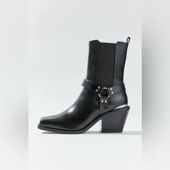 🆕 URBAN OUTFITTERS | LOLA SQUARE TOE BOOT | BLACK | SIZE: 8