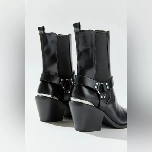 🆕 URBAN OUTFITTERS | LOLA SQUARE TOE BOOT | BLACK | SIZE: 8
