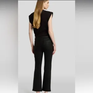 7 for all mankind HIGH WAIST SLIM KICK IN COATED BLACK