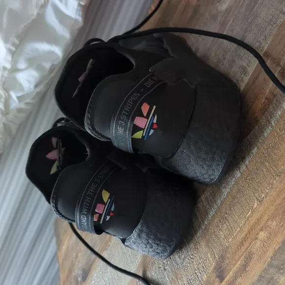 🌿ADIDAS NMDR1 SNEAKERS🌿