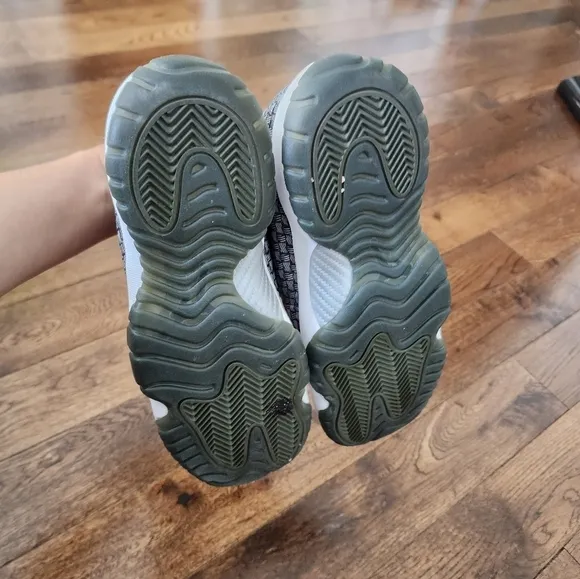 Air Jordan Future BG Olive Canvas Sneaker size 5.5Y/ Womens 7/ Euro 38
