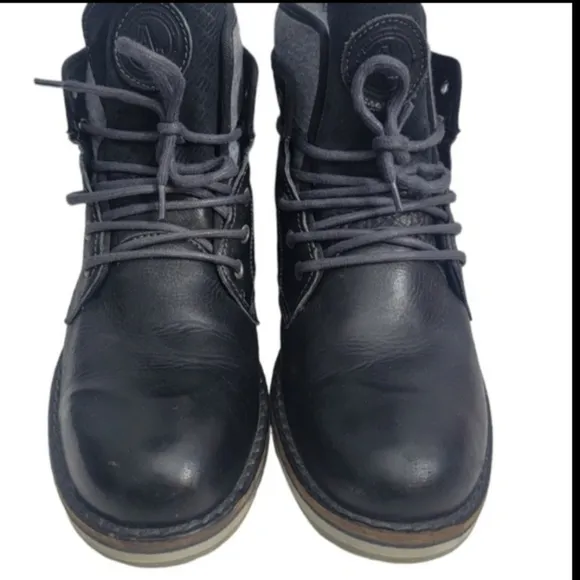 Aldo Men's size 9.5 Euro 42.5 dress casual black leather lace-up ankle boots.