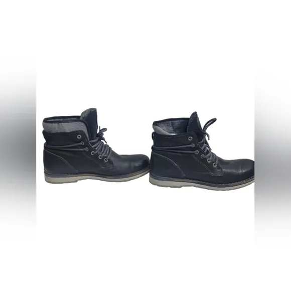 Aldo Men's size 9.5 Euro 42.5 dress casual black leather lace-up ankle boots.