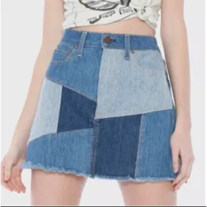 ALICE &amp; OLIVIA sz 29 amazing patchwork skirt with pockets and front. Zip NWOTs