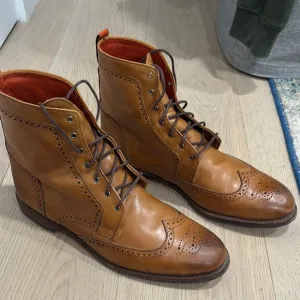 Allen Edmonds Tan Wingtip Brogue Boots