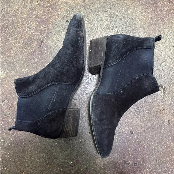 Aquatalia Black Chelsea Boots Sleek Suede Design