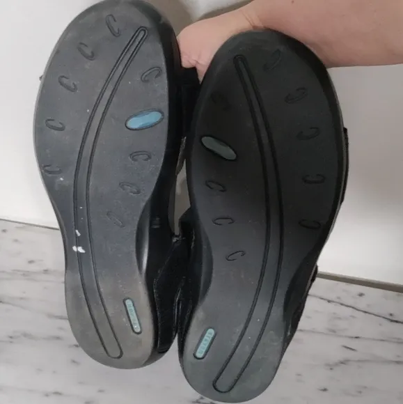 Aravon women's black strappy sandals size 11