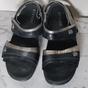 Aravon women's black strappy sandals size 11