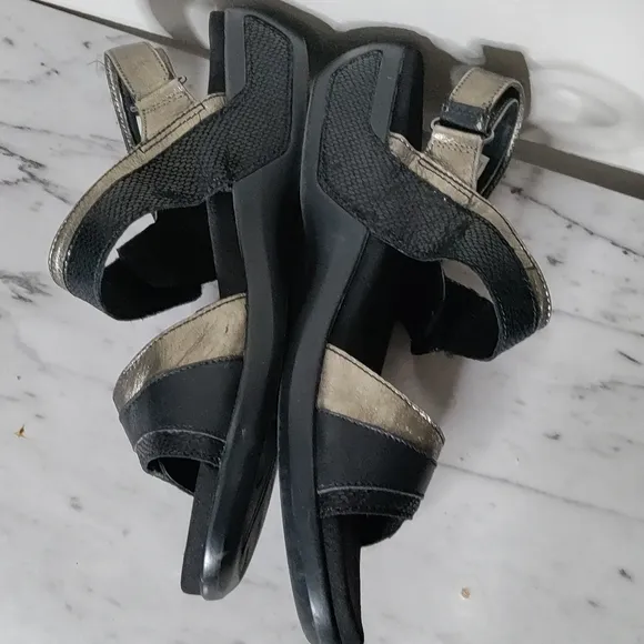 Aravon women's black strappy sandals size 11