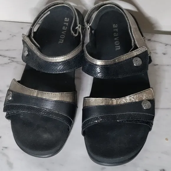 Aravon women's black strappy sandals size 11