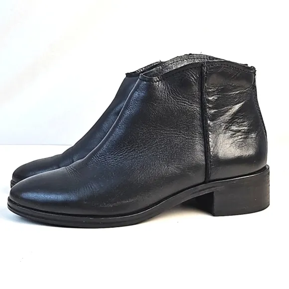 Artisan by Zigi Georgie Black Leather Rounded Toe Back Zip Low Heel Ankle Bootie