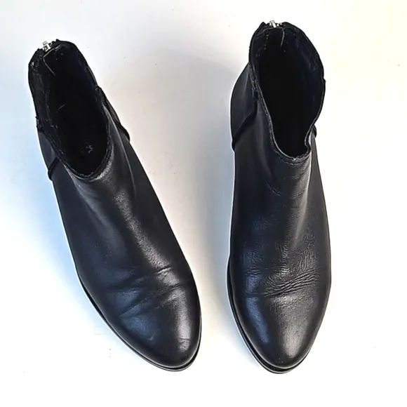 Artisan by Zigi Georgie Black Leather Rounded Toe Back Zip Low Heel Ankle Bootie