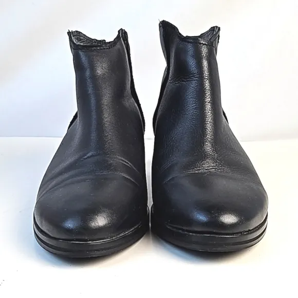 Artisan by Zigi Georgie Black Leather Rounded Toe Back Zip Low Heel Ankle Bootie