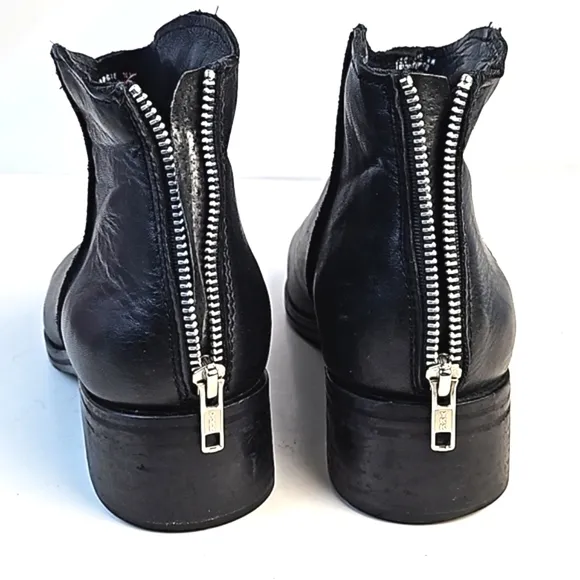 Artisan by Zigi Georgie Black Leather Rounded Toe Back Zip Low Heel Ankle Bootie