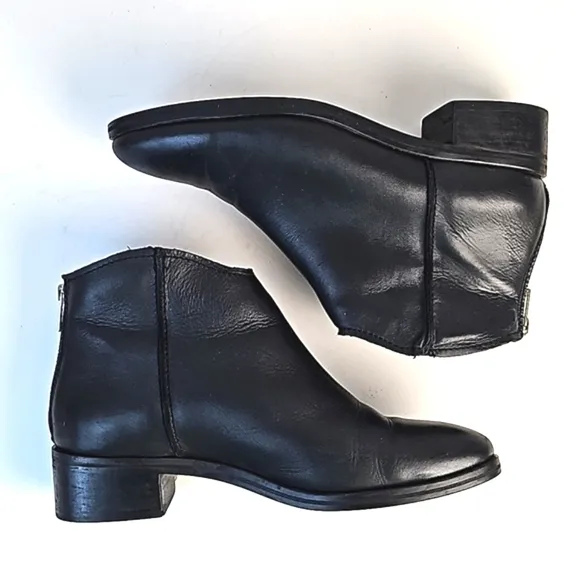 Artisan by Zigi Georgie Black Leather Rounded Toe Back Zip Low Heel Ankle Bootie