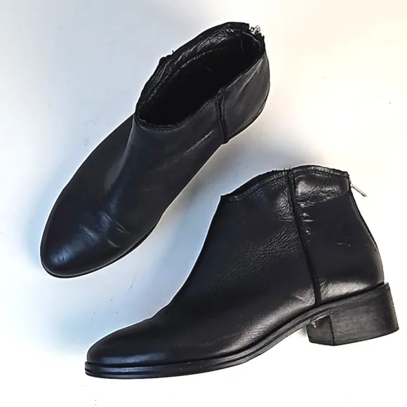 Artisan by Zigi Georgie Black Leather Rounded Toe Back Zip Low Heel Ankle Bootie