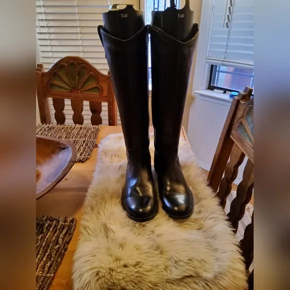 Authentic FRYE Melissa Button Inside Zip Book EUC Size 6.5