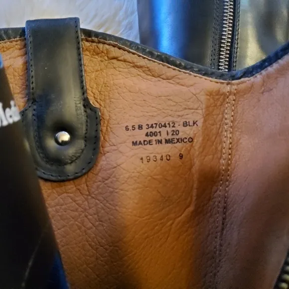 Authentic FRYE Melissa Button Inside Zip Book EUC Size 6.5