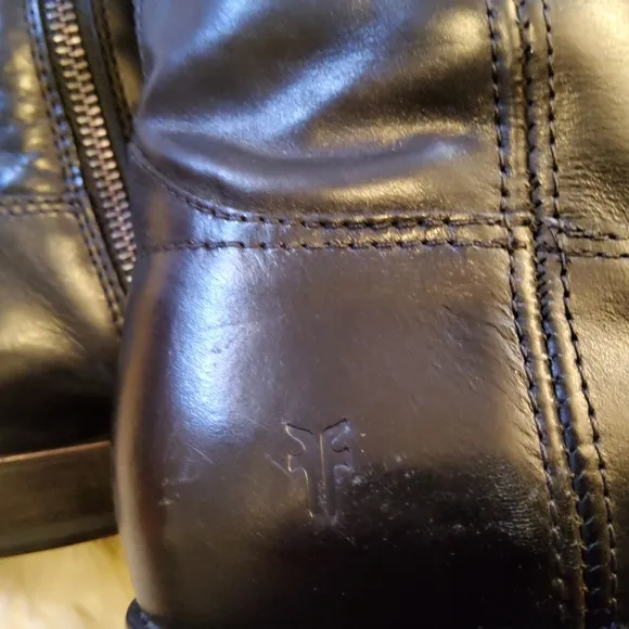 Authentic FRYE Melissa Button Inside Zip Book EUC Size 6.5