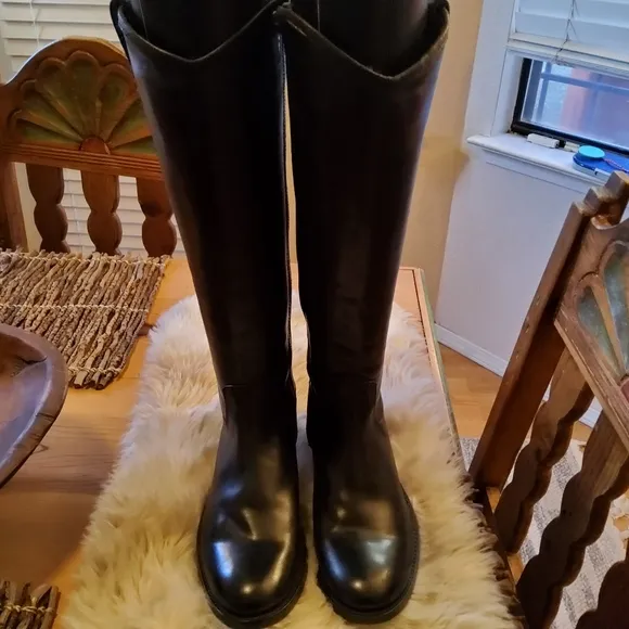 Authentic FRYE Melissa Button Inside Zip Book EUC Size 6.5