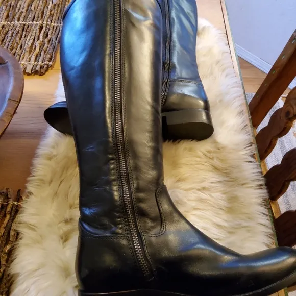 Authentic FRYE Melissa Button Inside Zip Book EUC Size 6.5