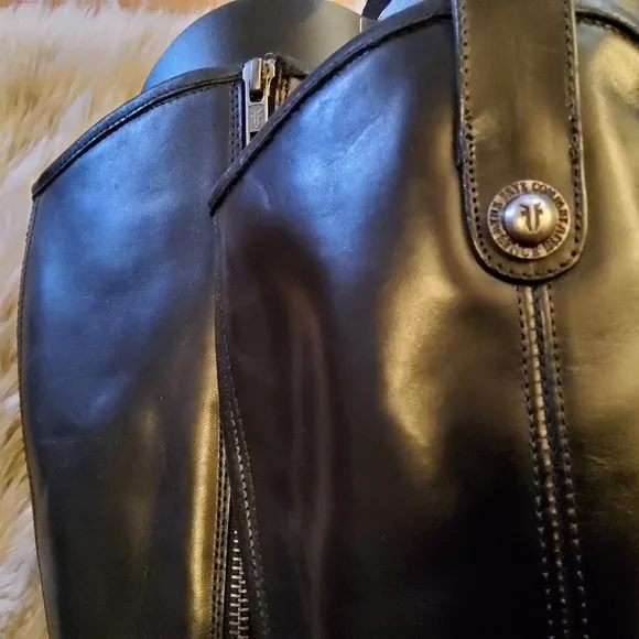 Authentic FRYE Melissa Button Inside Zip Book EUC Size 6.5