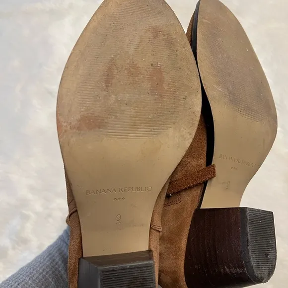 Banana Republic suede casual ankle bootie in camel leather