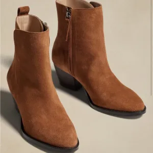 Banana Republic suede casual ankle bootie in camel leather