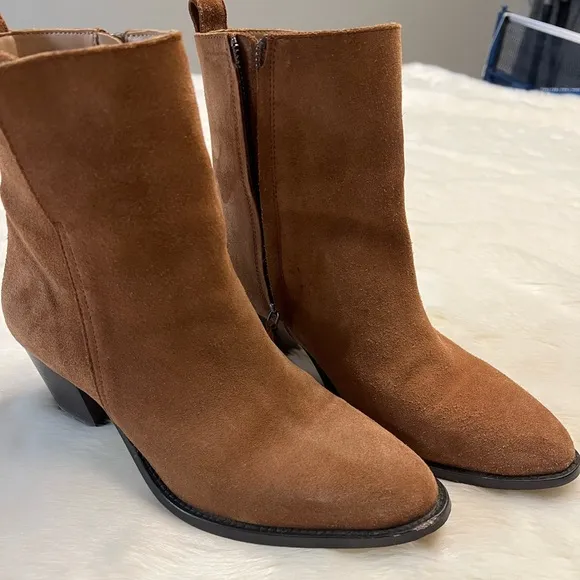 Banana Republic suede casual ankle bootie in camel leather