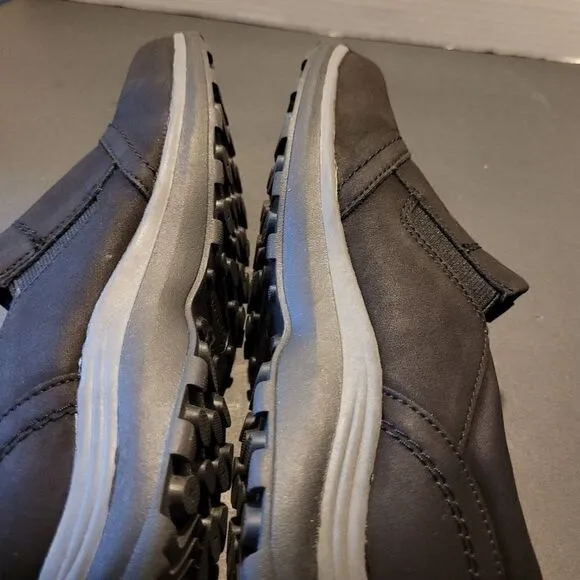 Baretraps Black sip on zipper size 7.5 Nwt comfortable leather Slip on Shoes
