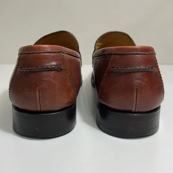 Barneys New York Size 8 brown leather‎ penny loafers. Excellent used condition.
