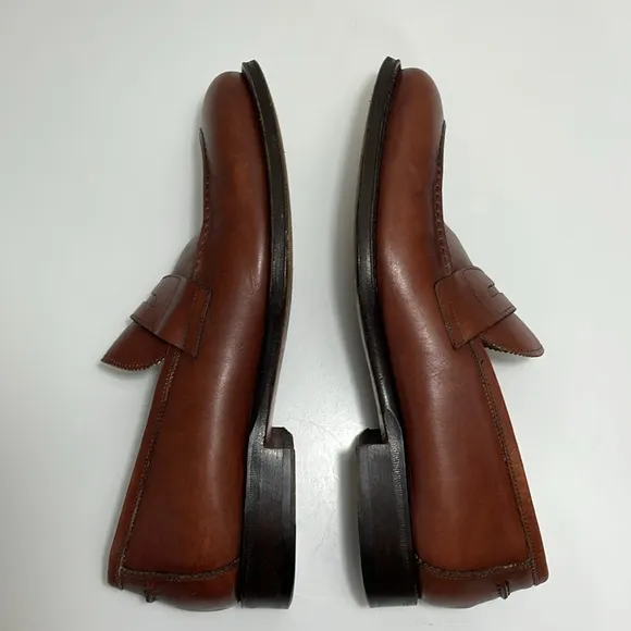 Barneys New York Size 8 brown leather‎ penny loafers. Excellent used condition.