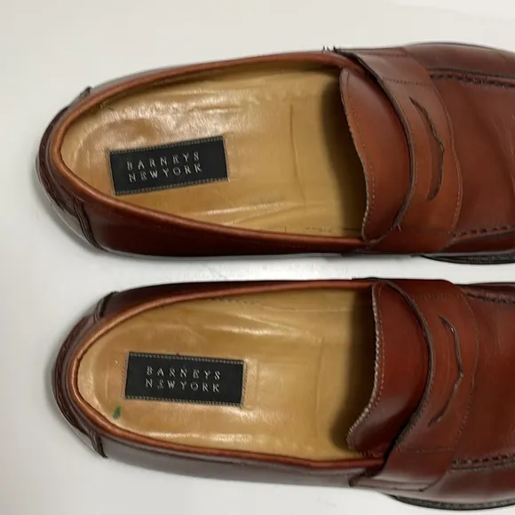 Barneys New York Size 8 brown leather‎ penny loafers. Excellent used condition.