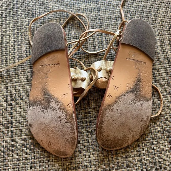 Beek HERON toe ring ankle tie sandals