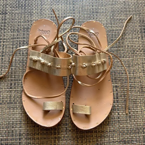 Beek HERON toe ring ankle tie sandals