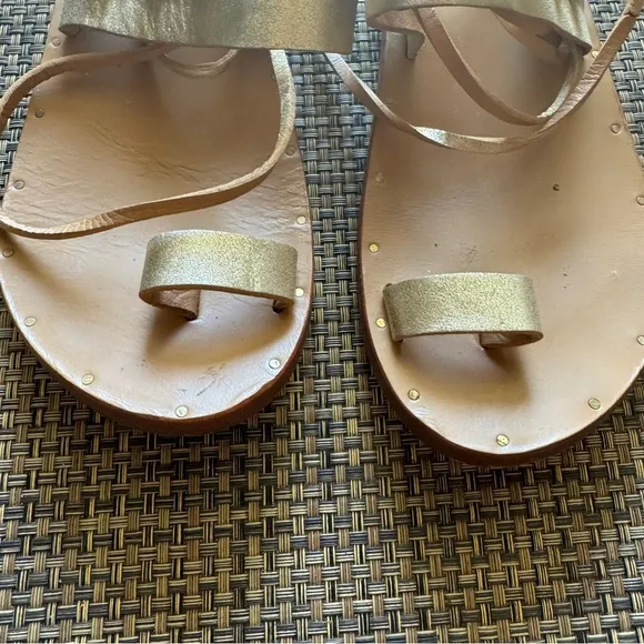 Beek HERON toe ring ankle tie sandals