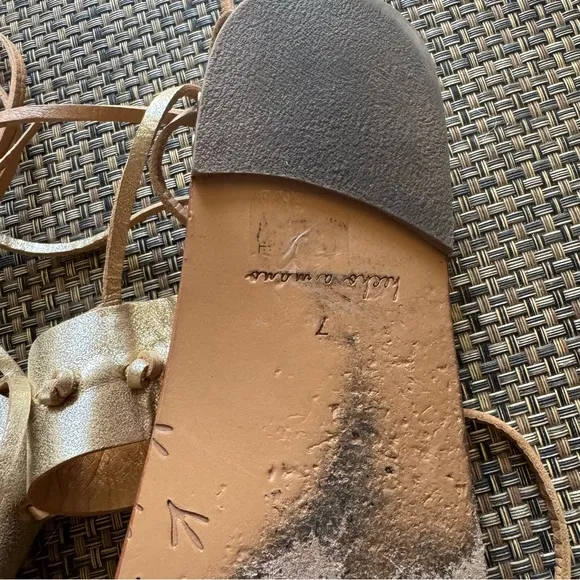 Beek HERON toe ring ankle tie sandals