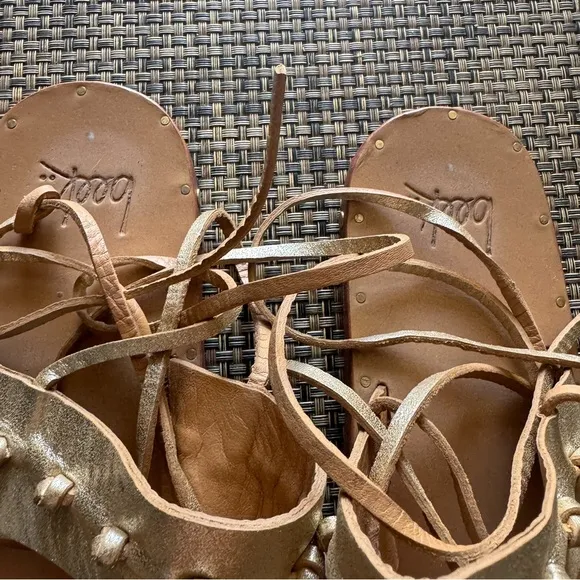 Beek HERON toe ring ankle tie sandals
