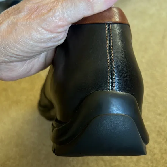 Black Cole Haan leather slip on loafers like new🍒