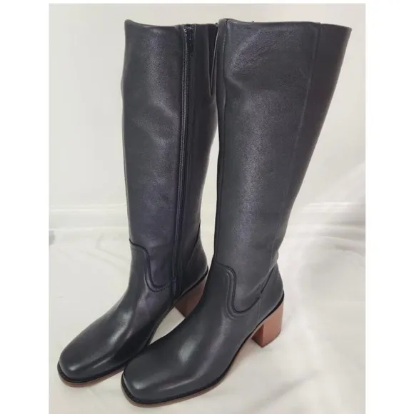 Black Heeled Boots with Timeless Elegance