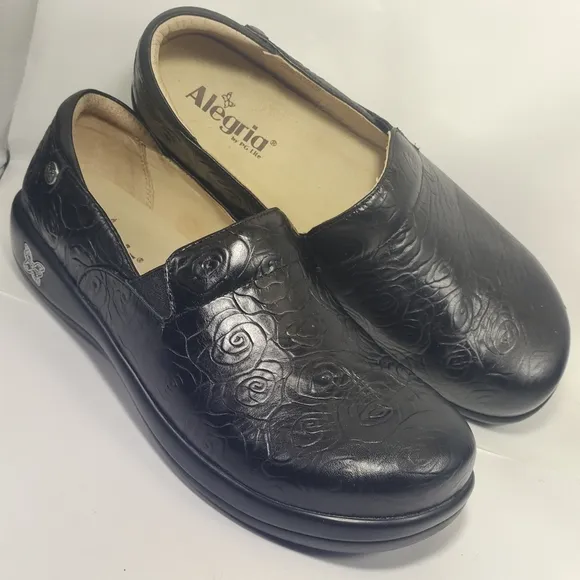 Black Leather Slip-On Loafers with Minimalist Design