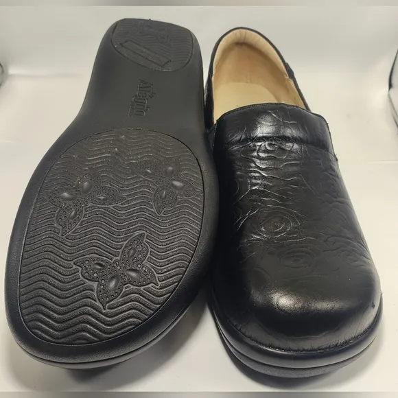 Black Leather Slip-On Loafers with Minimalist Design