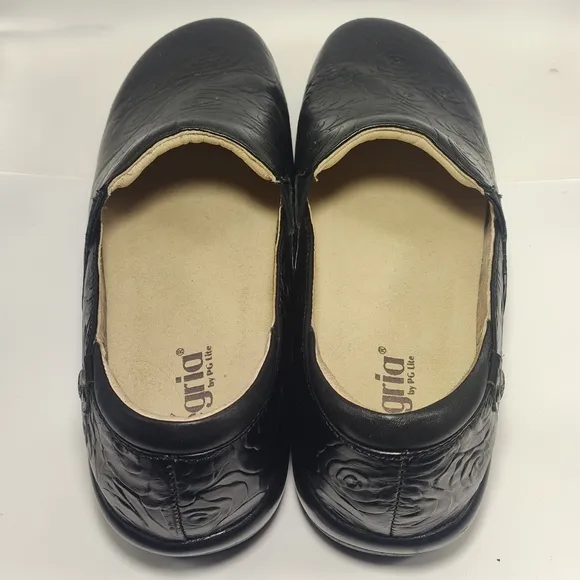 Black Leather Slip-On Loafers with Minimalist Design
