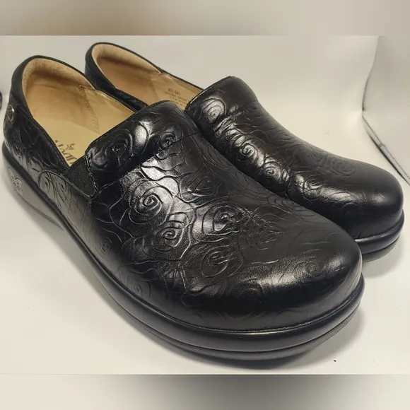 Black Leather Slip-On Loafers with Minimalist Design