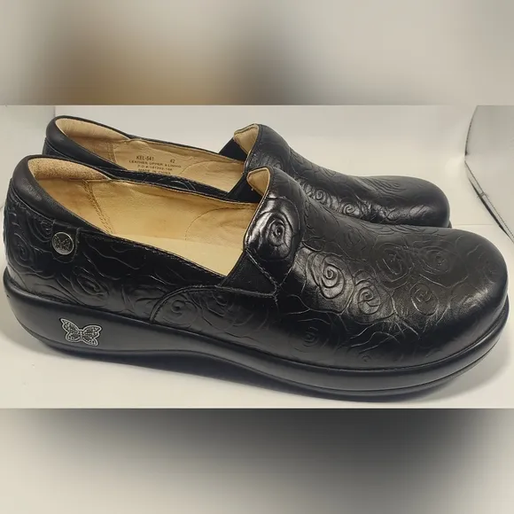 Black Leather Slip-On Loafers with Minimalist Design